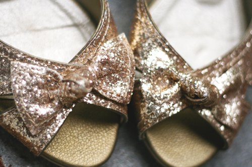 Sandales paillettes dorees noeud – Le Blog de Betty