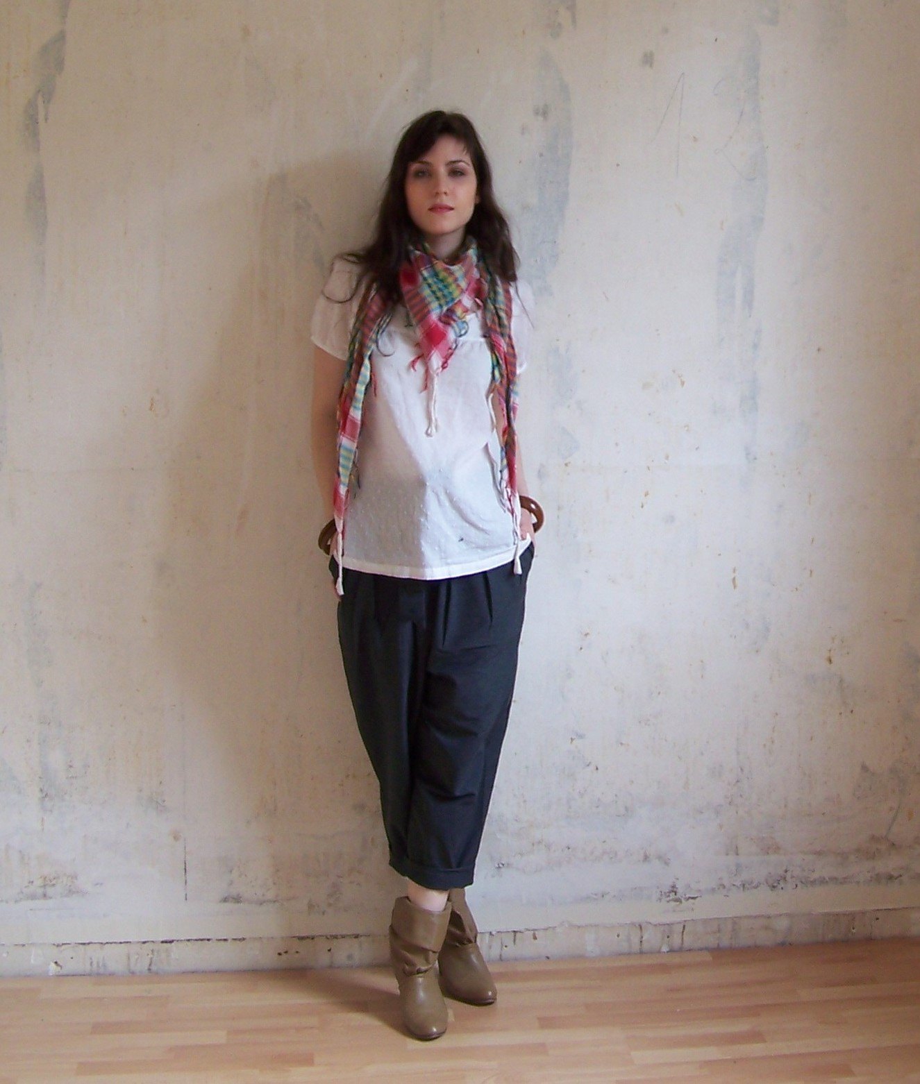 Sarouel noir tshirt blanc foulard rose – Le Blog de Betty