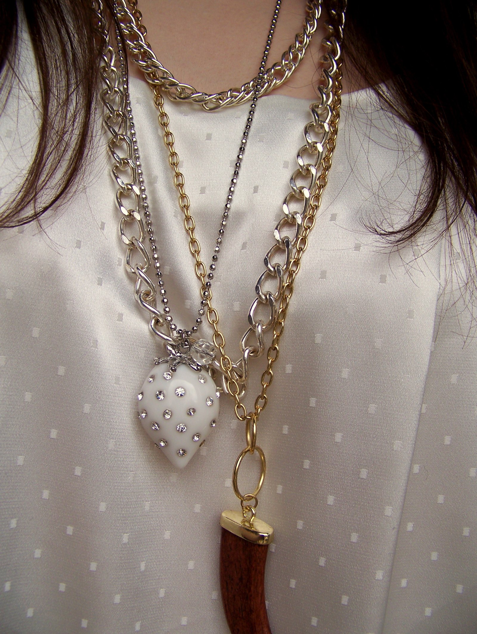 Sautoirs coeur corne robe blanche – Le Blog de Betty
