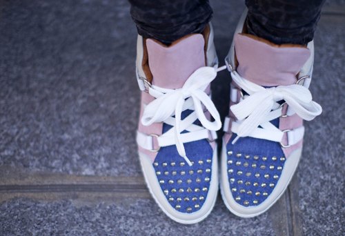 Sneakers cloutees bleu blanc – Le Blog de Betty