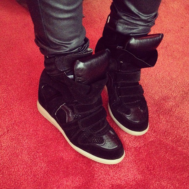 Sneakers compensees noires tapis rouge – Le Blog de Betty