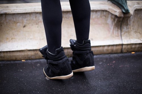 Sneakers compensees noires trottoir – Le Blog de Betty