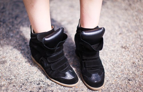 Sneakers compensees noires – Le Blog de Betty