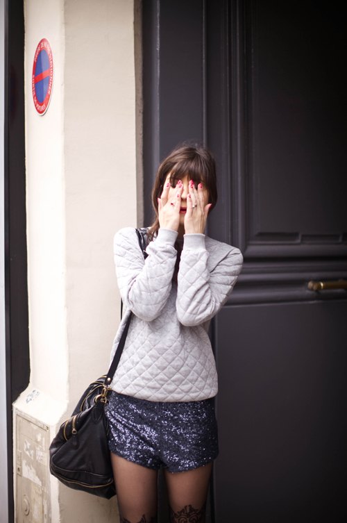 Sweat matelasse gris short sequins porte – Le Blog de Betty