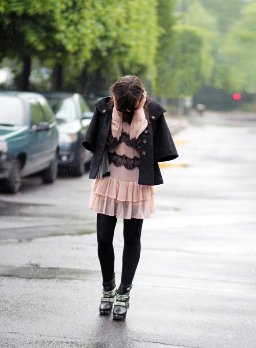 The rain robe dentelle rose veste noire – Le Blog de Betty