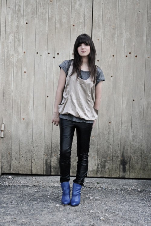 Top gris legging cuir bottines bleues – Le Blog de Betty
