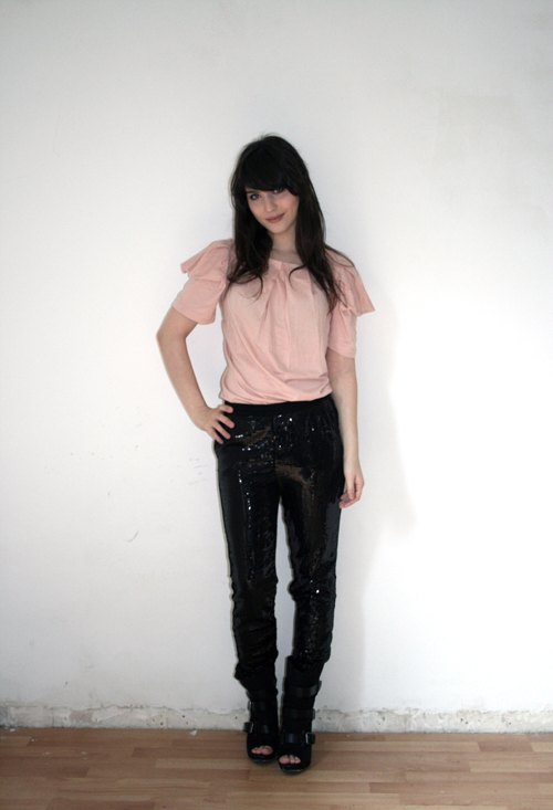 Top rose poudre pantalon cuir noir – Le Blog de Betty