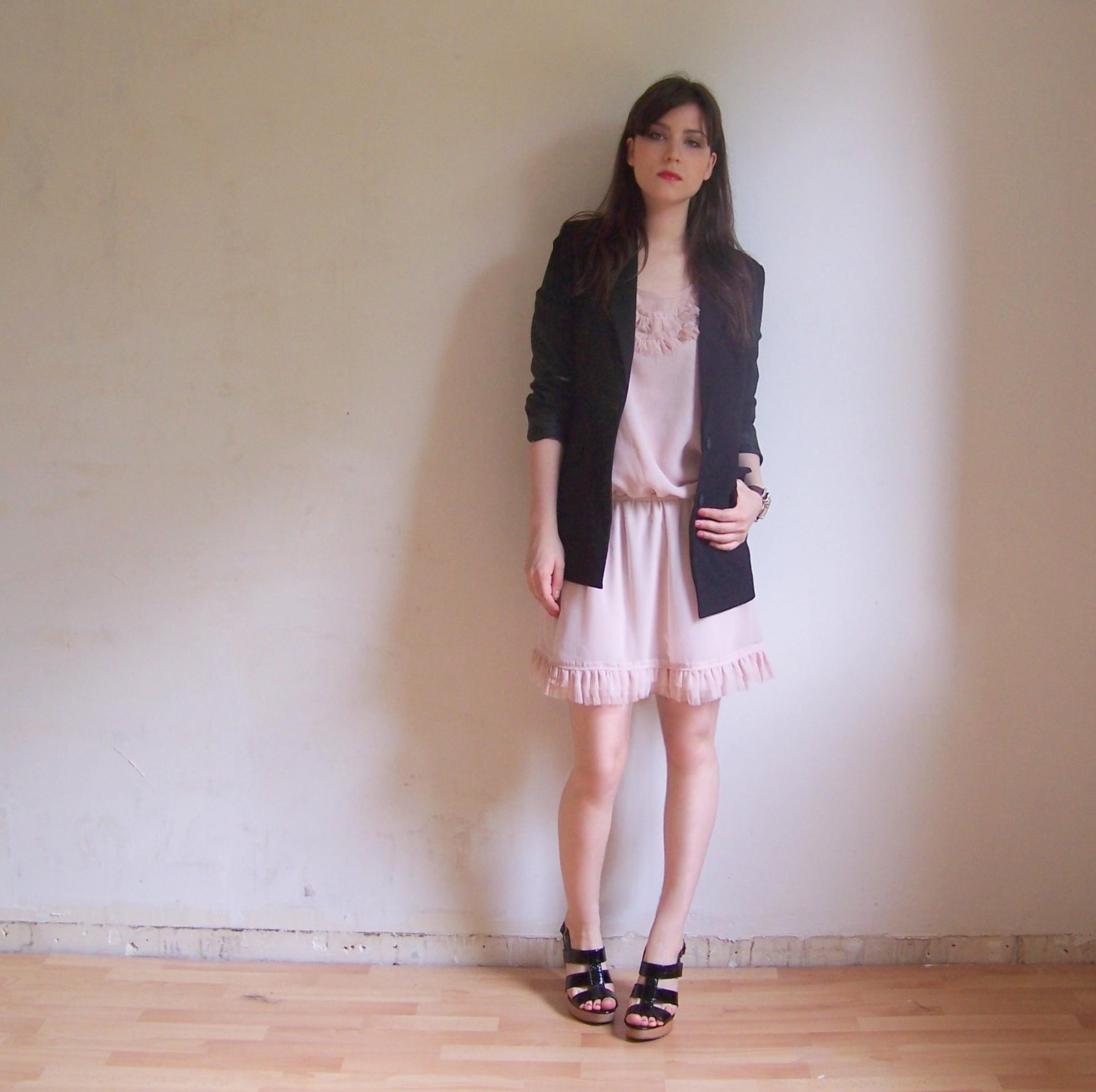 Topshop robe rose volants veste noire – Le Blog de Betty