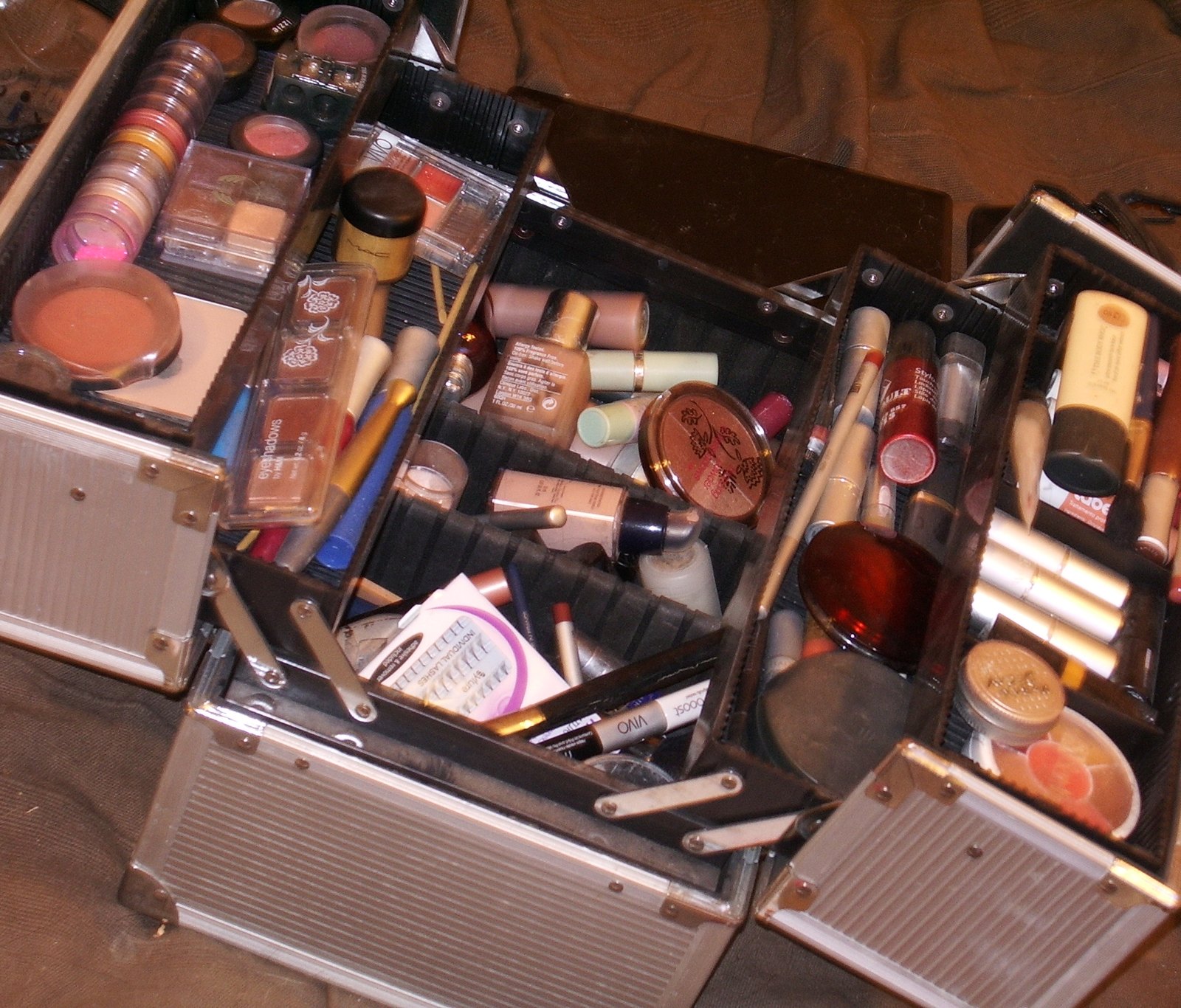 Trousse maquillage ouverte – Le Blog de Betty