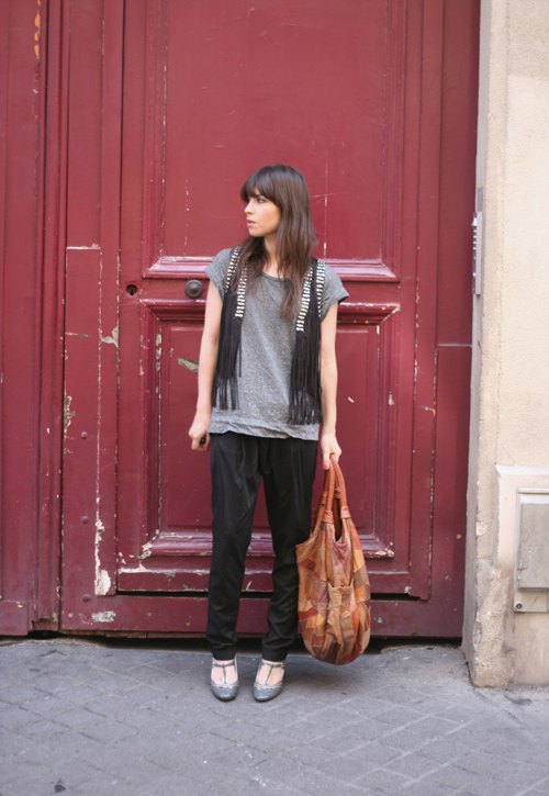 Tshirt gris gilet clous porte rouge – Le Blog de Betty