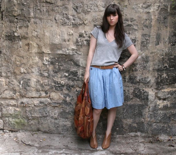 Tshirt gris jupe bleue sac camel – Le Blog de Betty