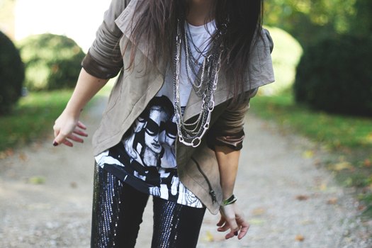 Tshirt imprime veste kaki sautoirs – Le Blog de Betty