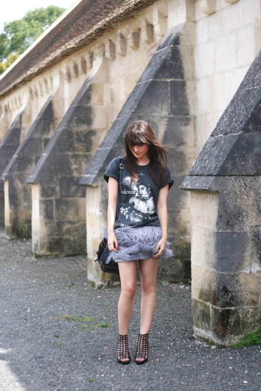 Tshirt madonna jupe plumes bottines – Le Blog de Betty