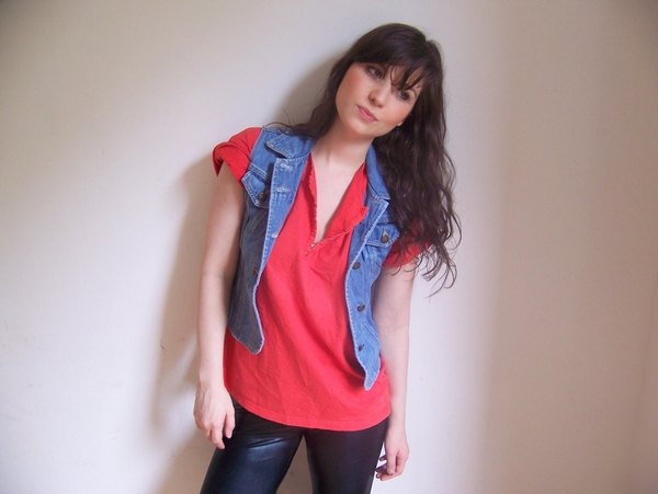 Tshirt rouge gilet en jean – Le Blog de Betty