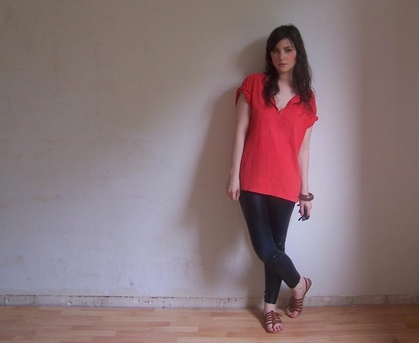 Tshirt rouge legging noir – Le Blog de Betty