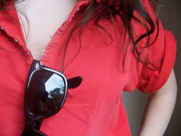 Tshirt rouge lunettes de soleil – Le Blog de Betty