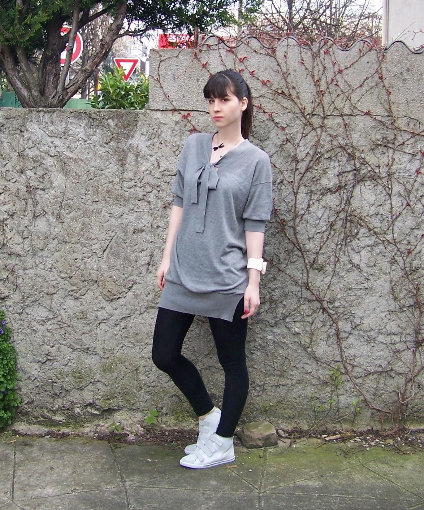 Tunique grise legging baskets blanches – Le Blog de Betty