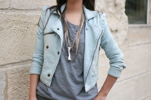 Veste bleu ciel tshirt gris sautoirs – Le Blog de Betty