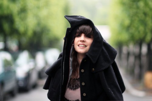 Veste capuche noire portrait – Le Blog de Betty