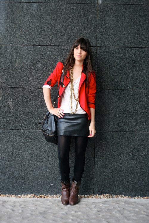 Veste officier rouge jupe cuir – Le Blog de Betty