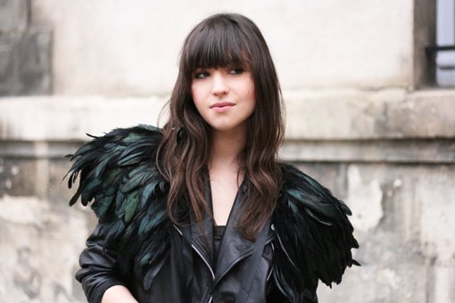 Veste plumes noires portrait – Le Blog de Betty