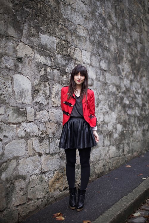 Veste rouge jupe cuir mur pierre – Le Blog de Betty
