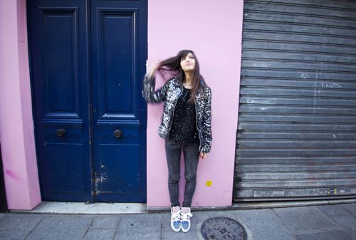 Veste sequins porte bleue mur rose – Le Blog de Betty
