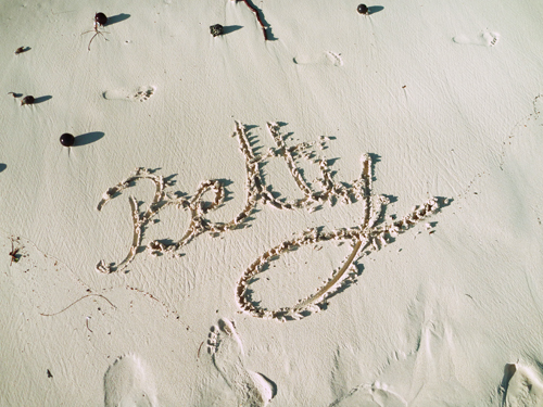 Betty écrit dans le sable – Barbade – Betty Autier