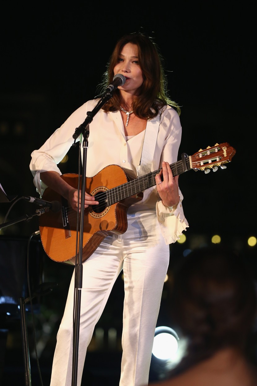 DUBAI, UNITED ARAB EMIRATES - OCTOBER 30: Carla Bruni performs live at the Gala event during the Vogue Fashion Dubai Experience 2015 at Armani Hotel Dubai on October 30, 2015 in Dubai, United Arab Emirates. (Photo by Andreas Rentz/Getty Images for Vogue and The Dubai Mall) *** Local Caption *** Carla Bruni