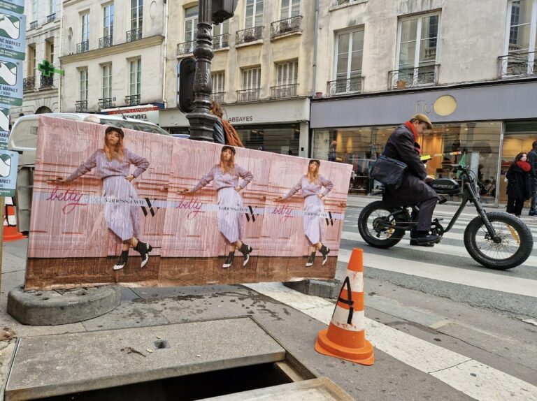 Affiches Betty x Vanessa Wu dans une rue de Paris