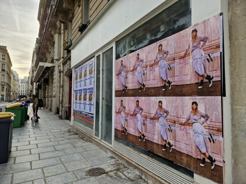 Vitrine recouverte d’affiches Betty x Vanessa Wu à Paris