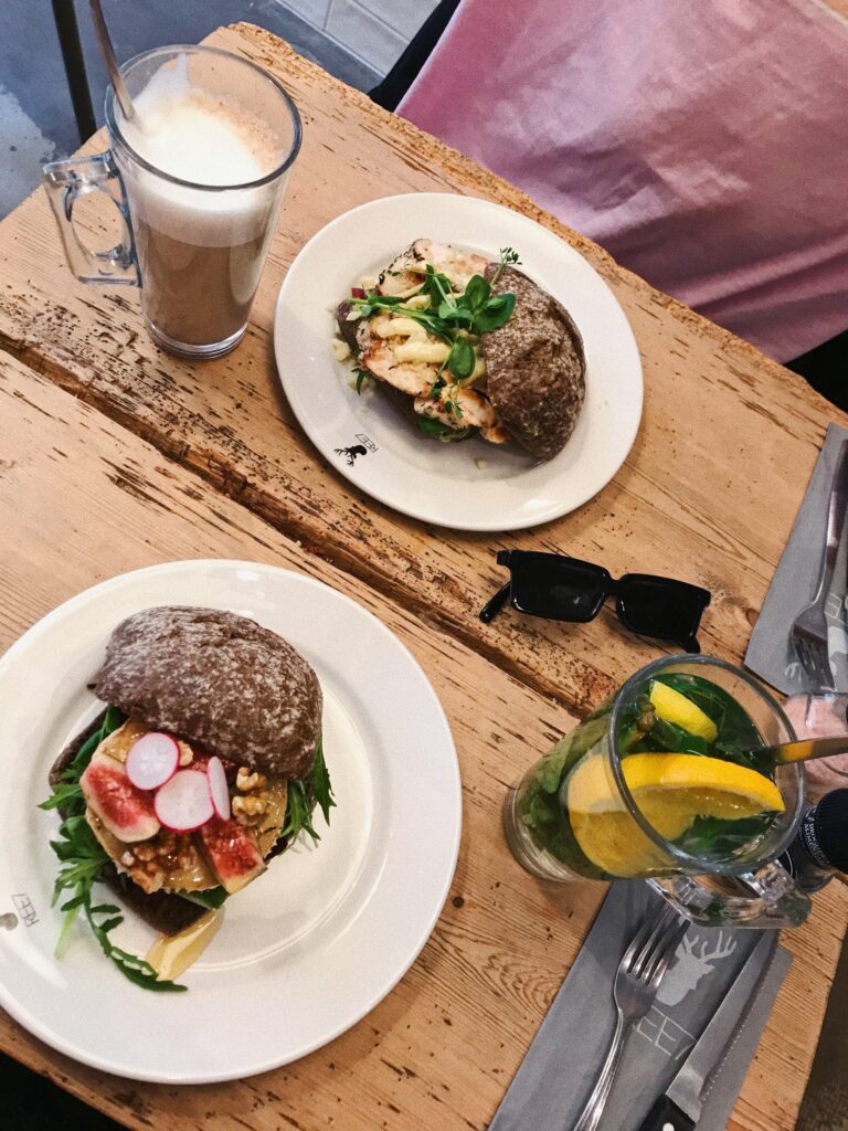 Brunch avec burgers et latte à Amsterdam