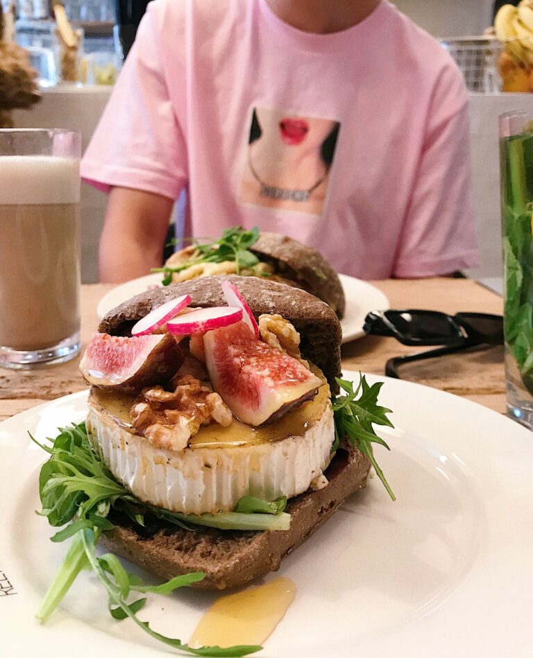 Burger au chèvre, figues et noix