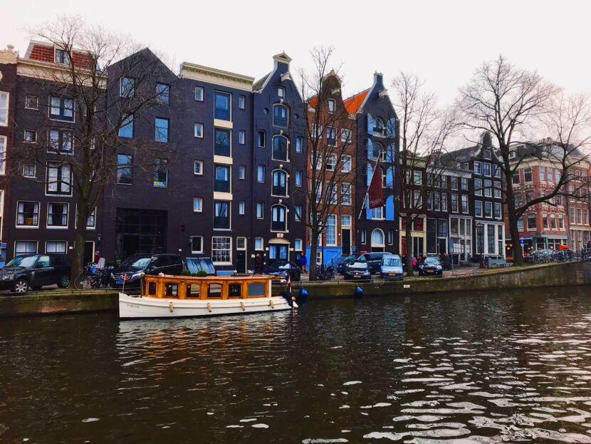 Bateau en bois sur un canal d’Amsterdam