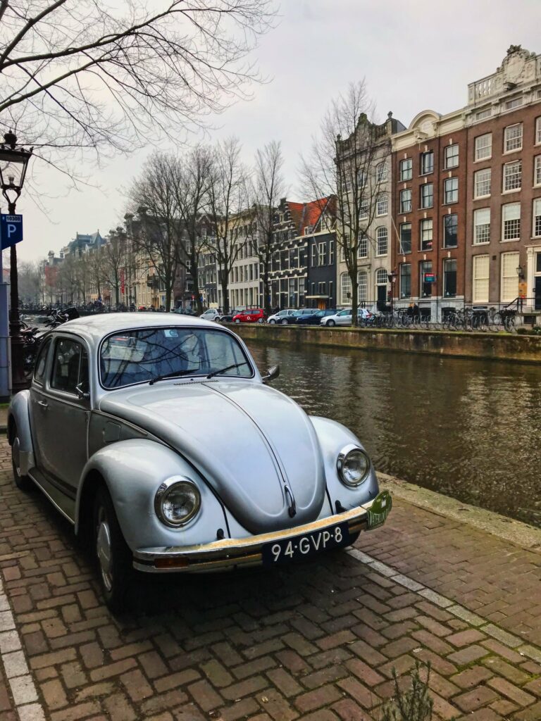 Coccinelle argentée garée le long d’un canal d’Amsterdam