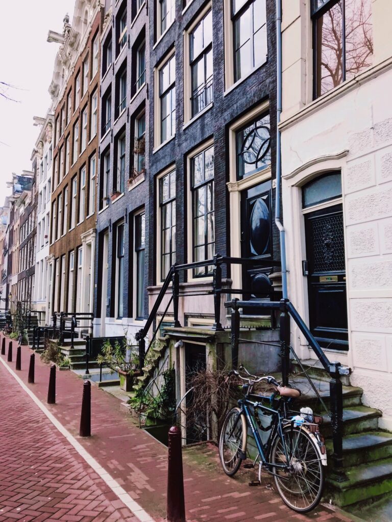 Façades de maisons typiques le long d’un canal d’Amsterdam