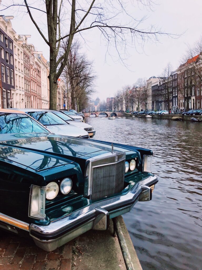 Voiture américaine vintage garée au bord d’un canal d’Amsterdam