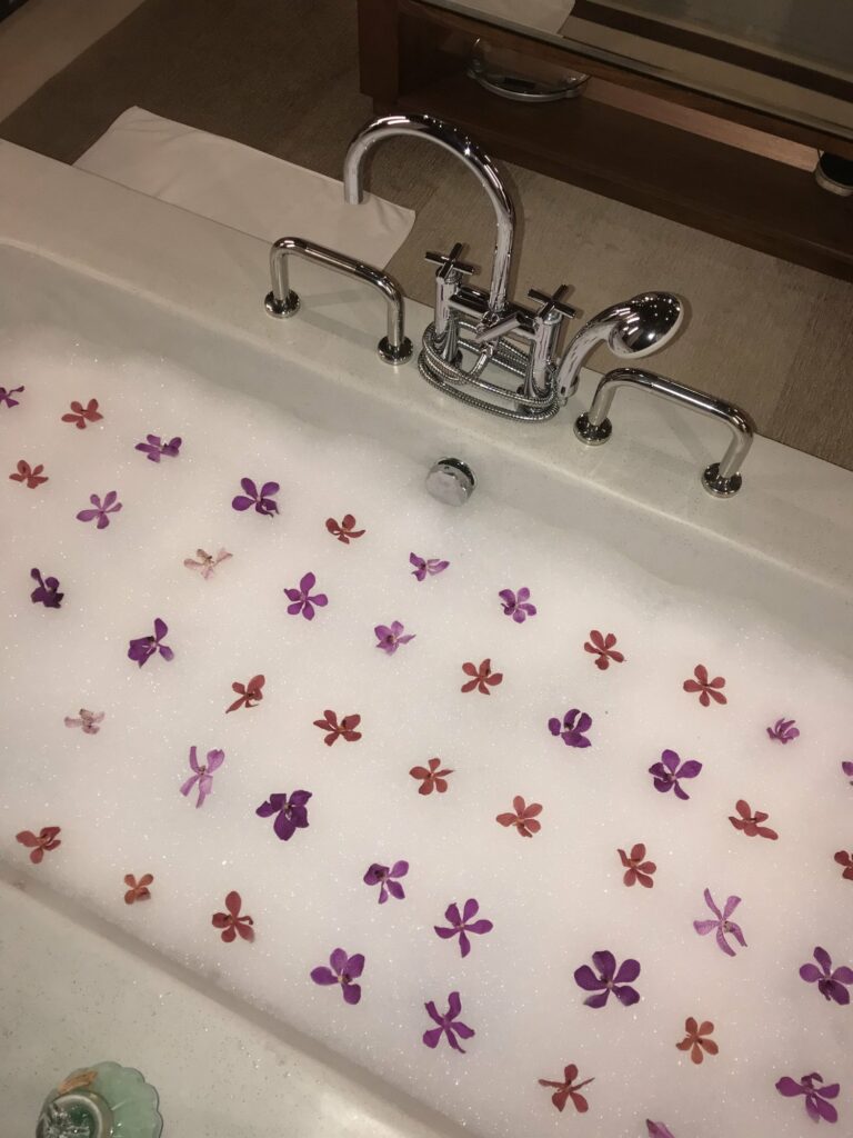 Bain aux fleurs violettes dans la villa du One&Only Reethi Rah