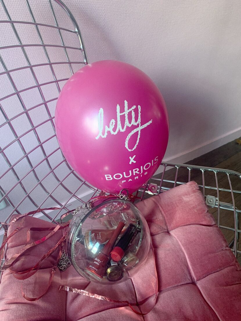 Ballon Betty x Bourjois et sac boule rempli de vernis Betty’amo