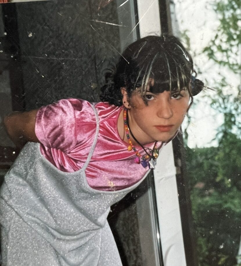 Betty Autier en 1999 version Emma, top rose et robe pailletée