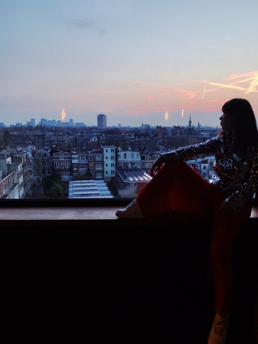 Betty Autier face à la vue sur Amsterdam au coucher du soleil
