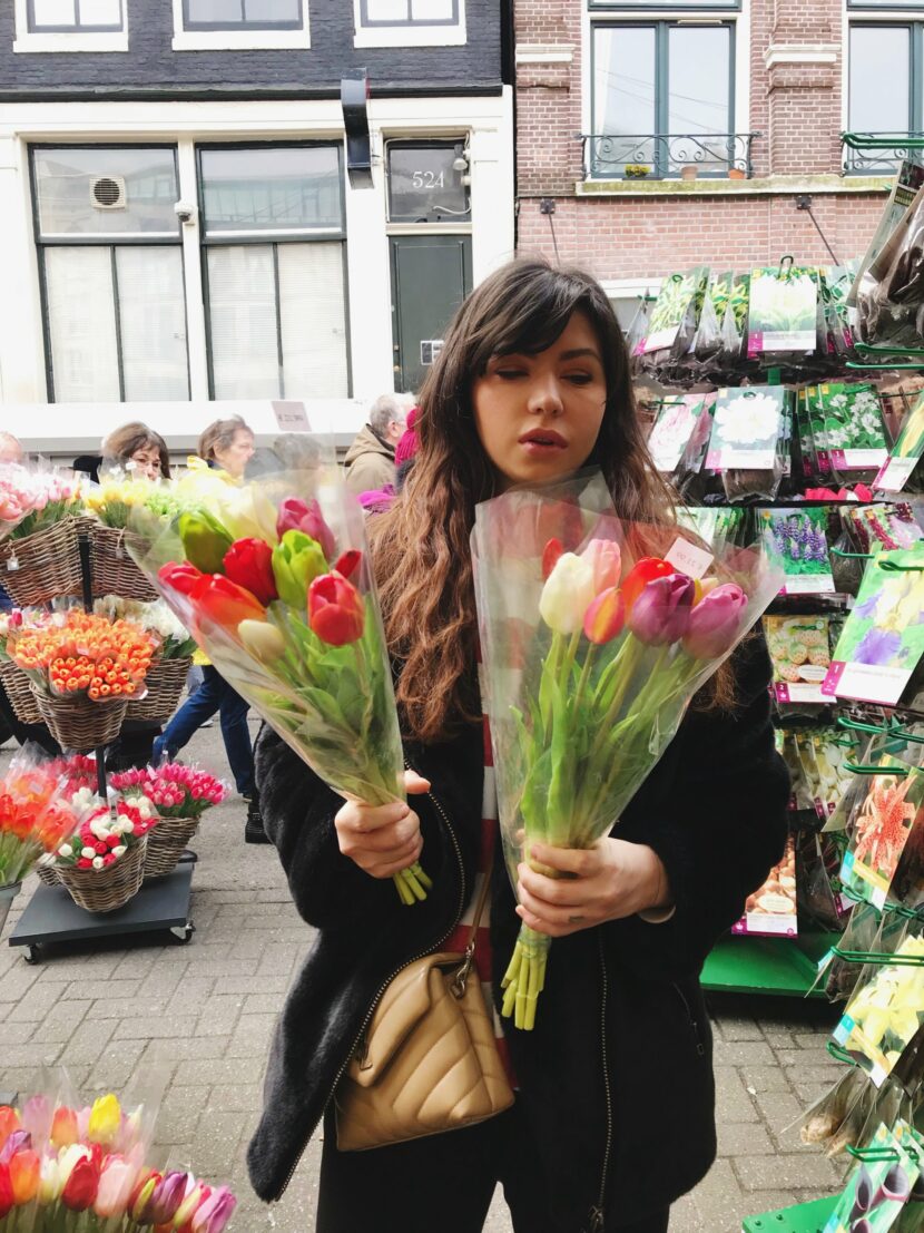 Betty Autier avec des bouquets de tulipes au marché aux fleurs d’Amsterdam