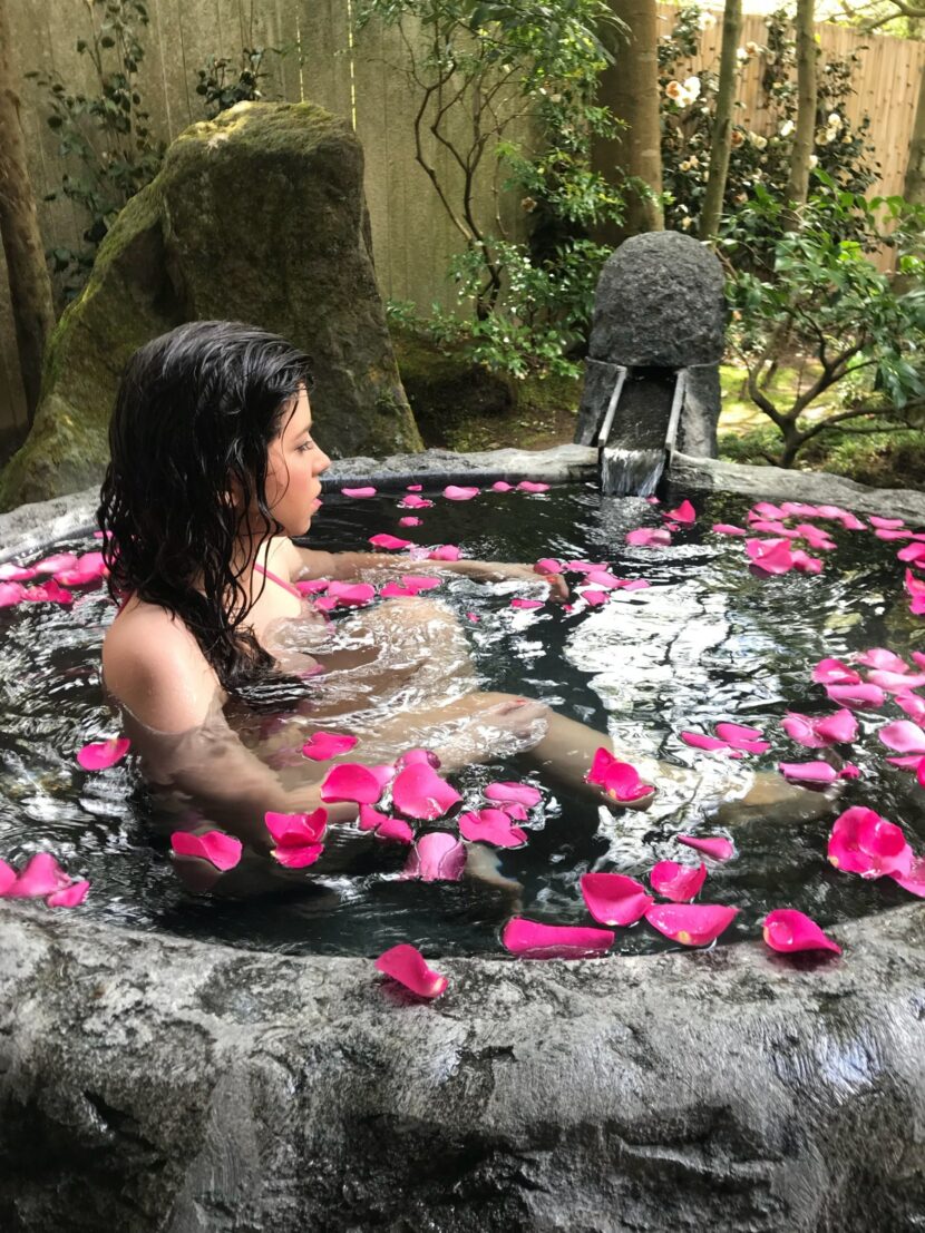 Betty Autier dans un bain aux pétales de roses à Hakone