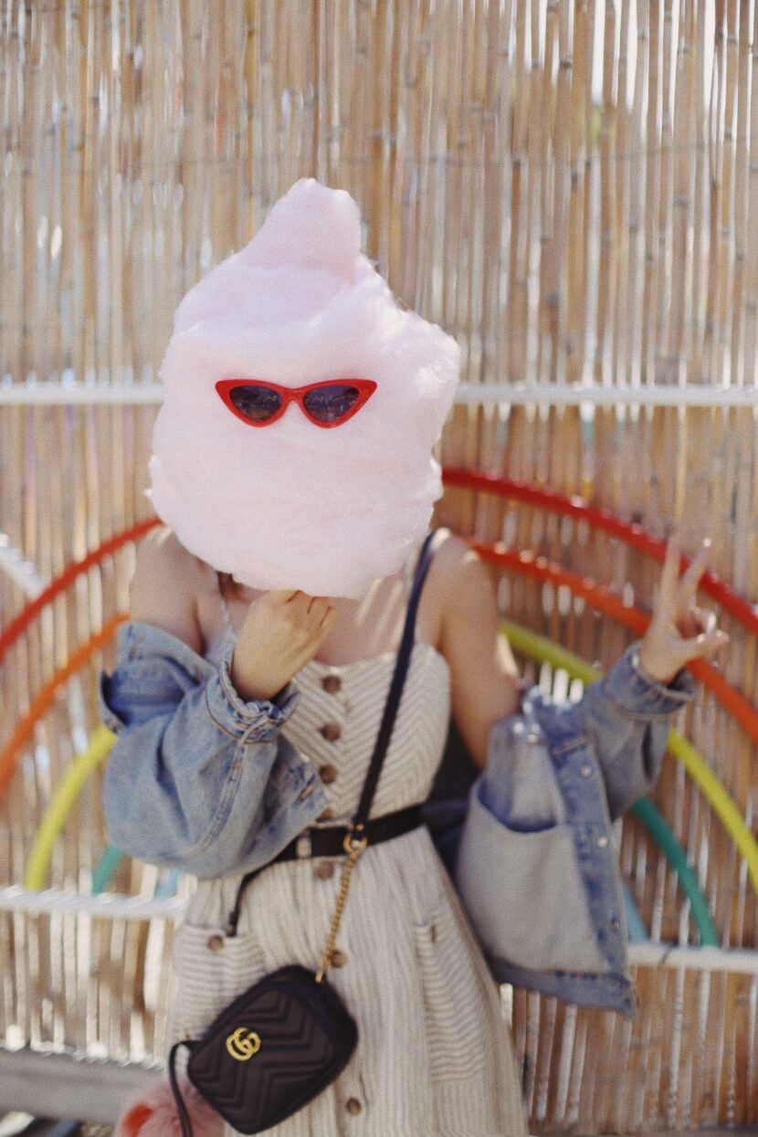 Lunettes rouges posées sur une barbe à papa géante