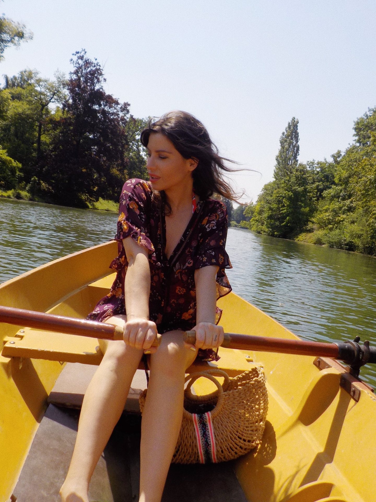 Betty Autier en tunique fleurie dans une barque jaune au Bois de Boulogne