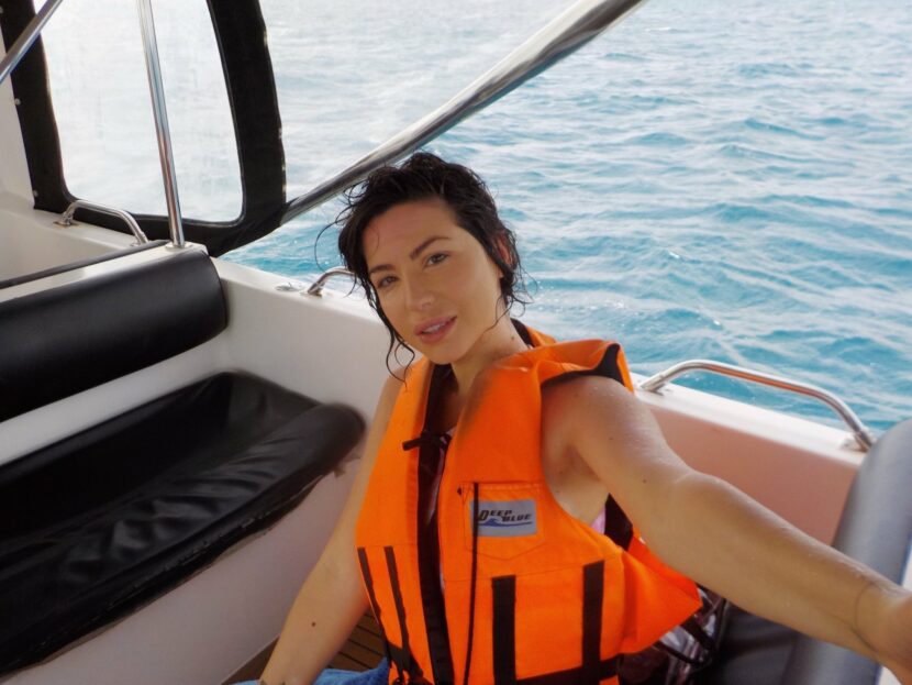 Betty Autier en gilet de sauvetage sur le bateau après le snorkeling aux Maldives