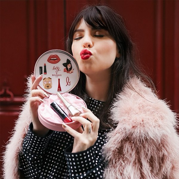 Betty Autier fait un bisou avec le coffret Betty x Bourjois de Noël