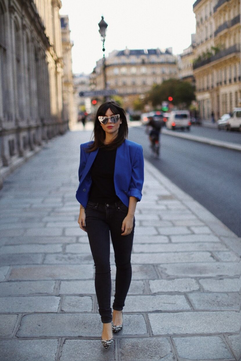 Betty Autier en blazer bleu de friperie, skinny Levi’s et pumps zèbre YSL à Paris
