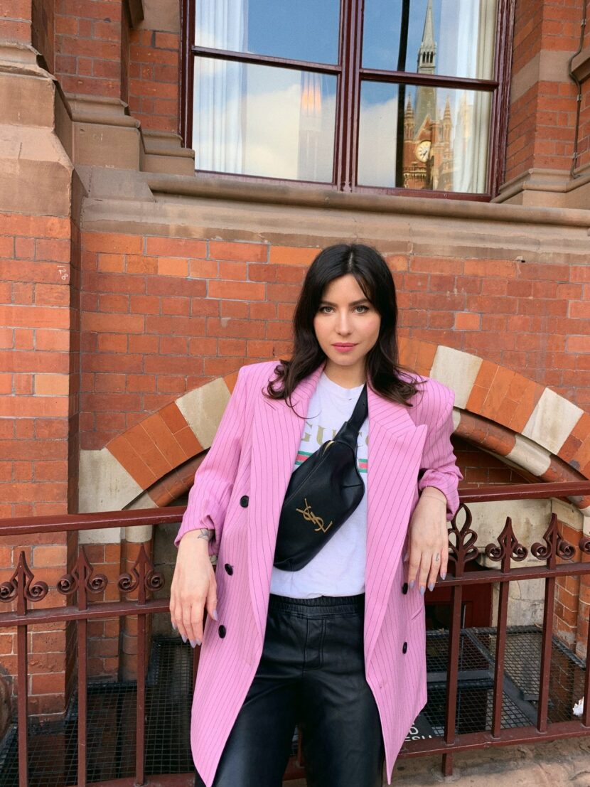 Betty Autier en blazer rose, tee-shirt Gucci et sac banane Saint Laurent à Londres