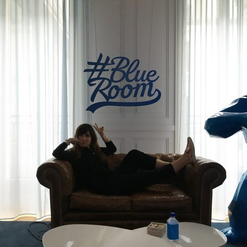 Betty Autier allongée sur le canapé de la #BlueRoom de Twitter France